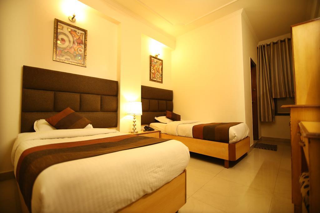 Hotel Parkway Deluxe New Delhi Buitenkant foto