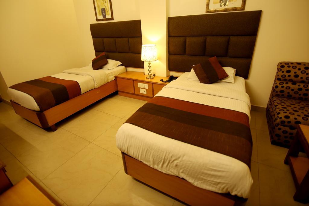 Hotel Parkway Deluxe New Delhi Buitenkant foto