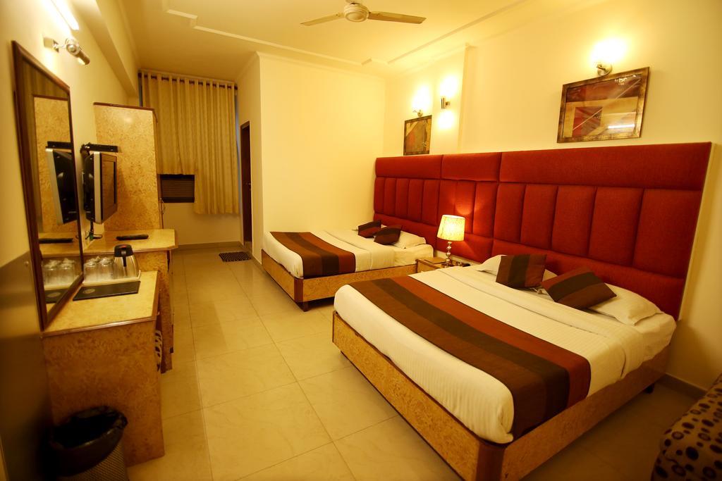 Hotel Parkway Deluxe New Delhi Buitenkant foto