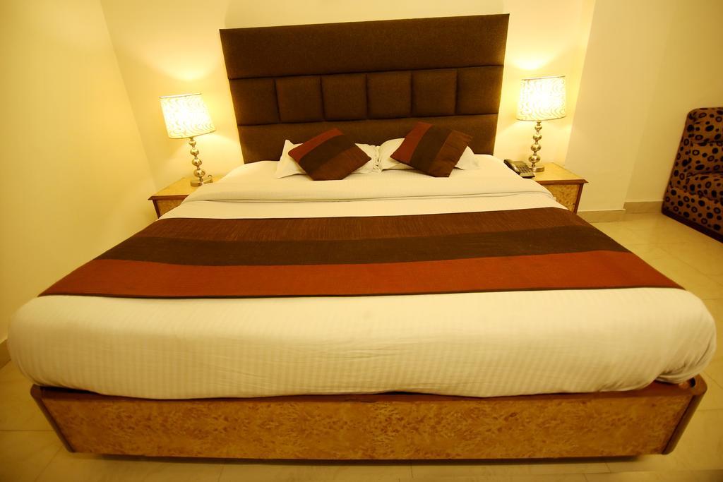 Hotel Parkway Deluxe New Delhi Buitenkant foto