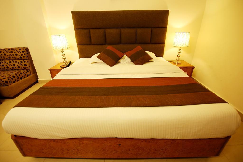 Hotel Parkway Deluxe New Delhi Buitenkant foto